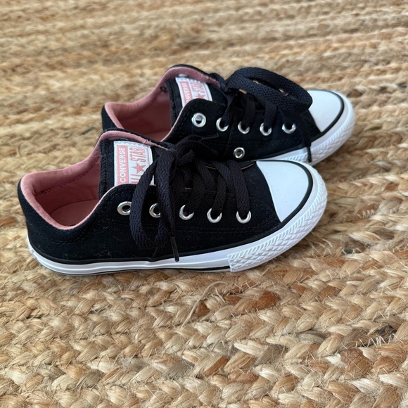 Converse All Stars Girls Little Kid Size 11 Black Low Top Sneakers - Picture 2 of 8